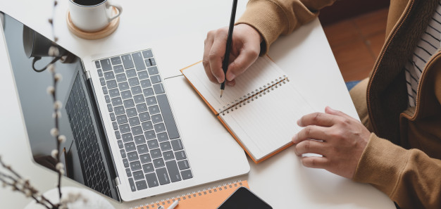 https://blog.e2.com.vn/wp-content/uploads/2021/06/cropped-shot-male-freelancer-working-his-project-while-writing-his-ideas-notebook_67155-4234.jpg