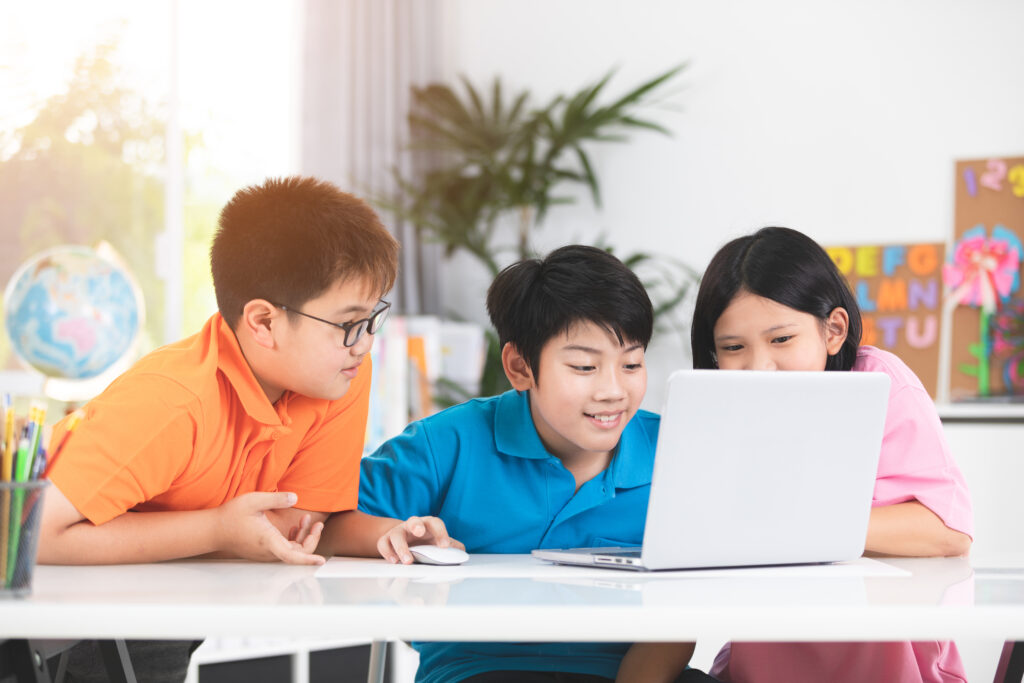  cute-asian-children-using-laptop-together